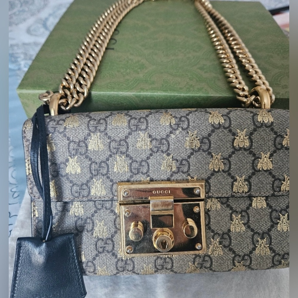 GUCCI Limited Edition GG Bee Supreme Monogram Shoulder Bag - Picture 7 of 11